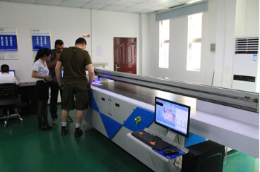 波蘭客戶(hù)在越達(dá)成功訂購(gòu)一臺(tái)uv平板打印機(jī)