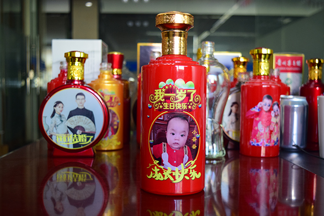 在酒瓶上打印用什么機(jī)器？