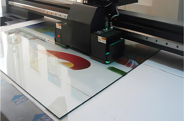 在玻璃上打彩色的機器叫什么？